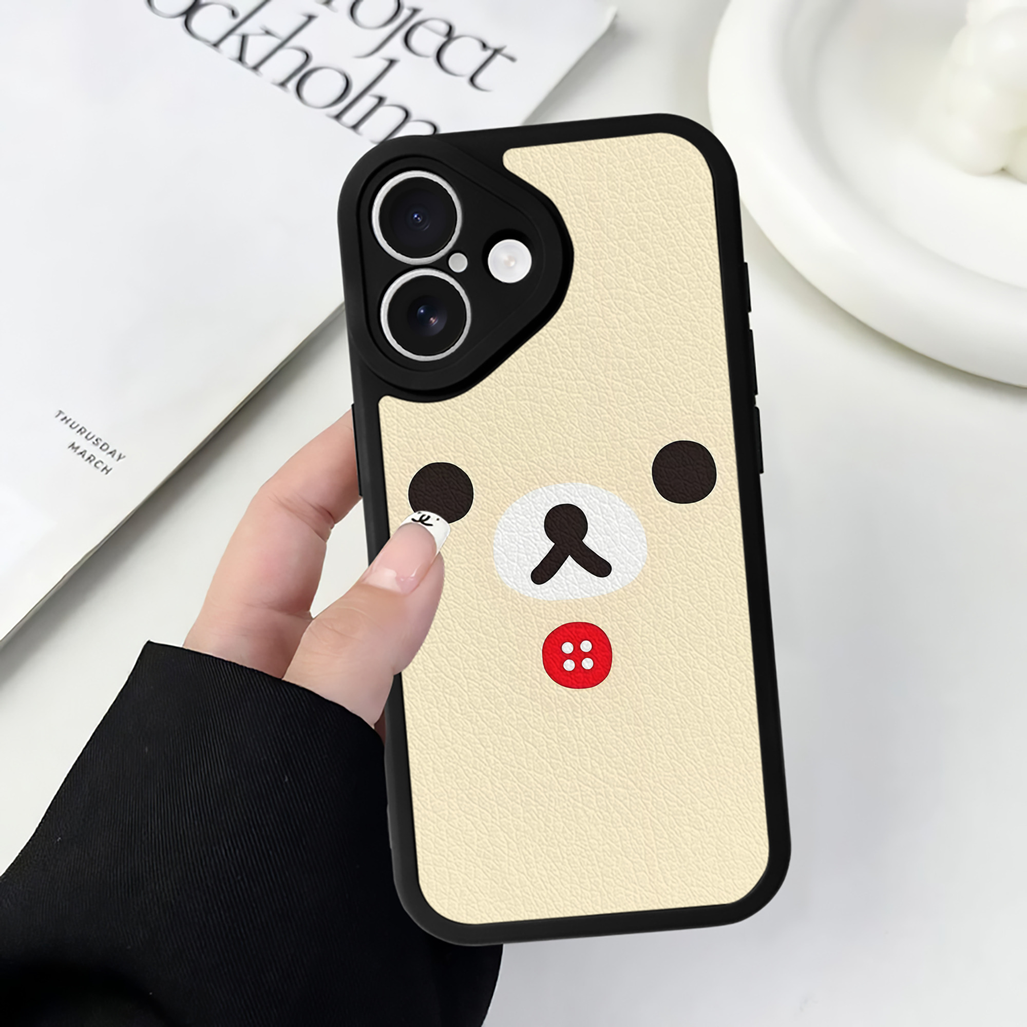（画像用） リラックマ リラックマ キイロイトリ Rilakkuma Korilakkuma Kiiroitori 【iPhone 16シリーズ対応】シリコンスマホケース（レザー調） 材質：シリコン